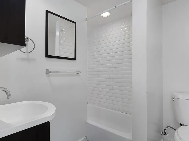 Corinth Apartments — Photo 7
