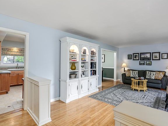 3rd image of 507 Old Creek Ct