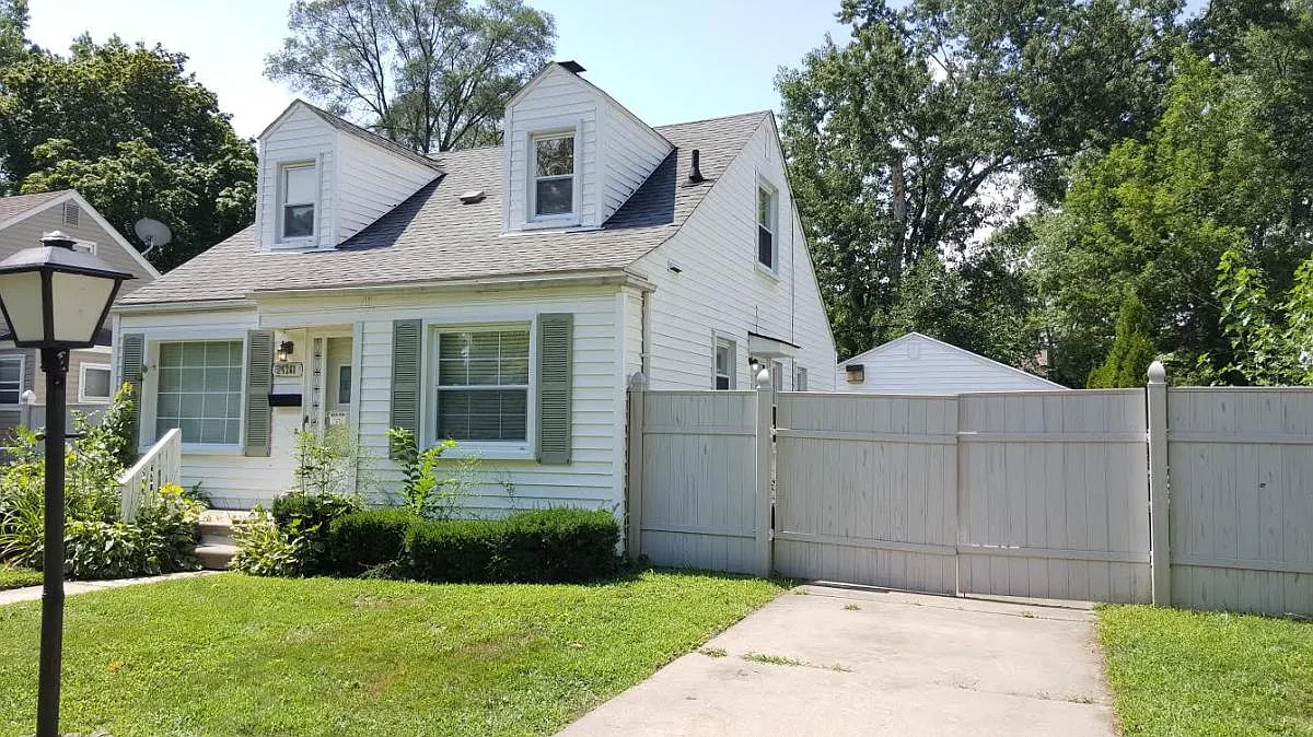 24261 Parklawn St photo 1