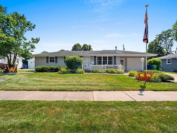 2nd image of 1015 Estes Dr
