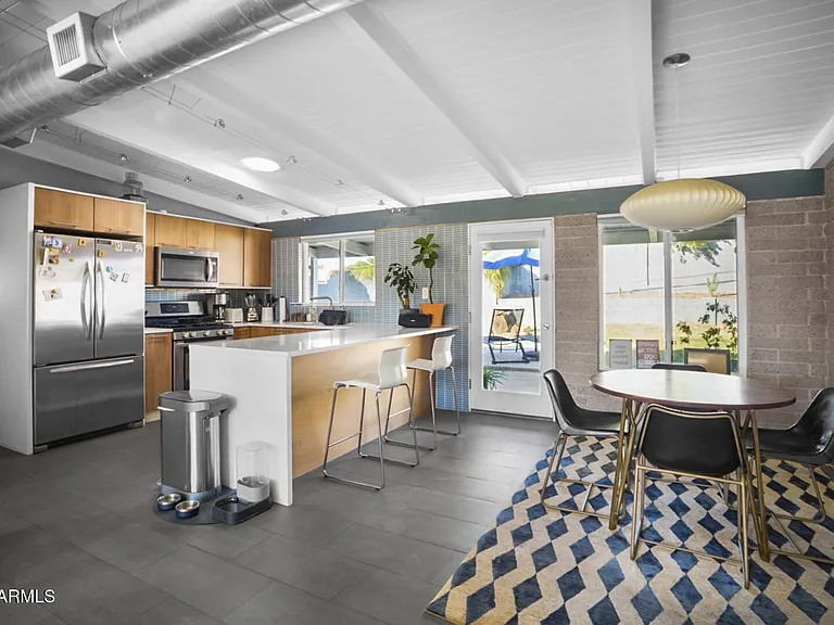 1504 E Rancho Dr — Photo 2