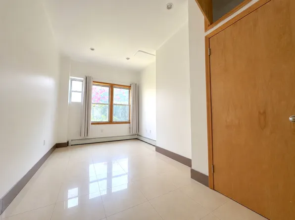 518 Graham Avenue image 1 of 5