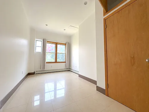 518 Graham Ave #1-R Photo 1
