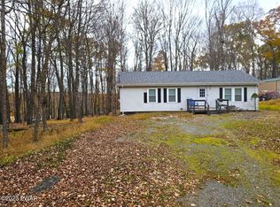 94 Hummingbird Ln, Hawley, PA 18428