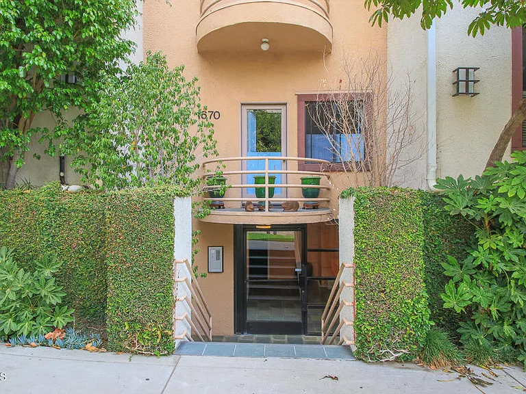 1670 Malcolm Ave #103 — Photo 3