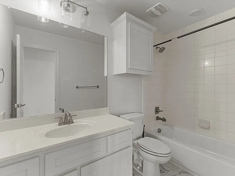 1600 Lake Grove Dr — Photo 13