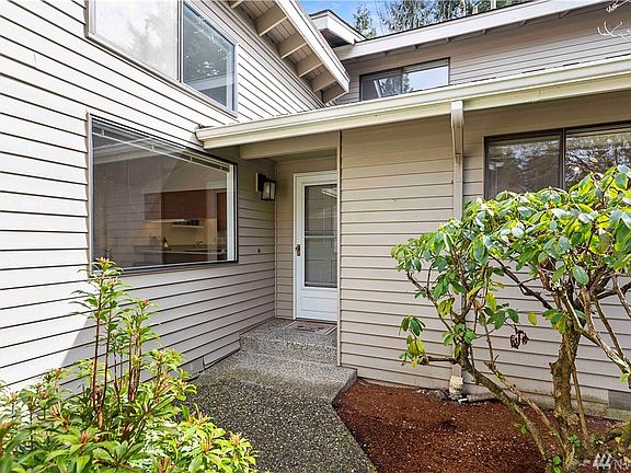3rd image of 15825 Village Green Dr Unit 11