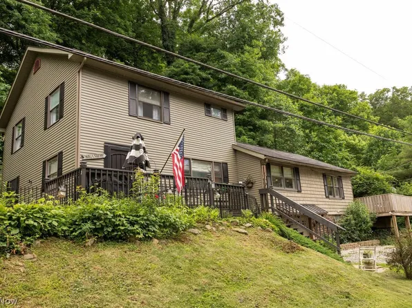 9248 Lakewood Dr NE, Mineral City, OH 44656