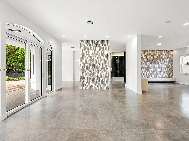 552 Palm Dr — Photo 15