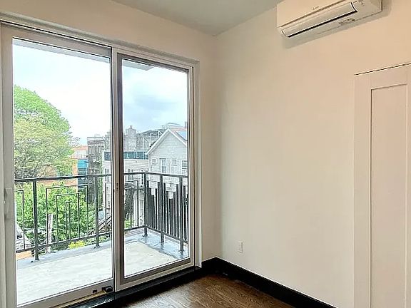 4th image of 340 Irving Ave #4C