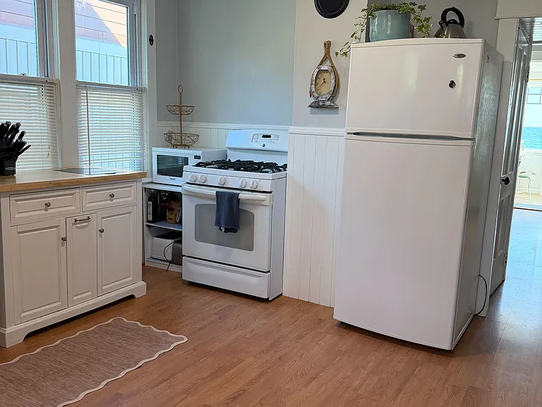 11611 Beach Rd W — Photo 6