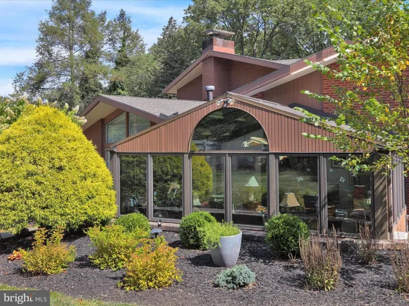 1617 Meadowlark Rd, Wyomissing, PA 19610