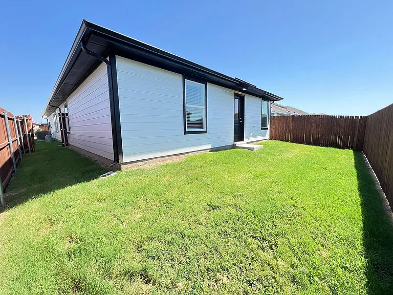 5557 Rollins Dr — Photo 21