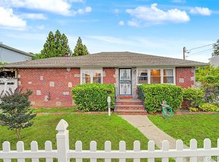 100 Memphis Avenue, Floral Park, NY 11001
