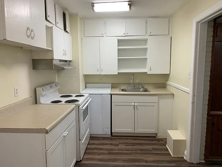 712 Hartford Rd — Photo 2