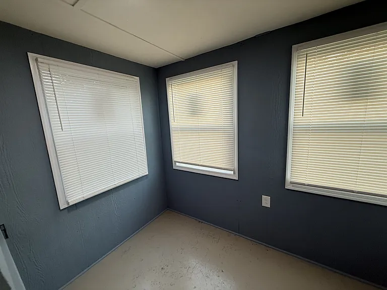 513 Stratford Ave — Photo 10