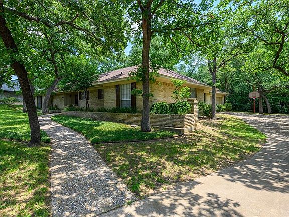 3rd image of 1917 Hollyhill Ln