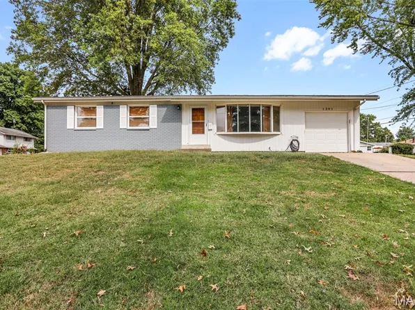 1301 Springfield Dr, Belleville, IL 62221
