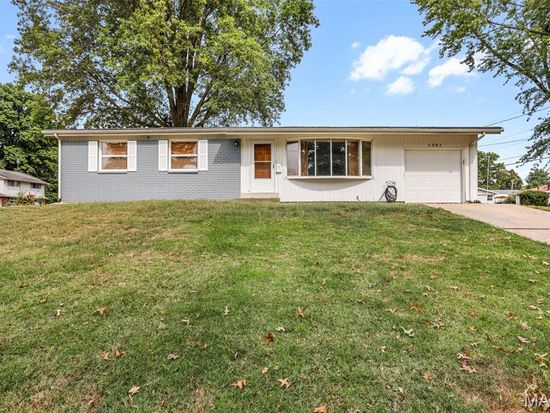 1301 Springfield Dr, Belleville, IL 62221