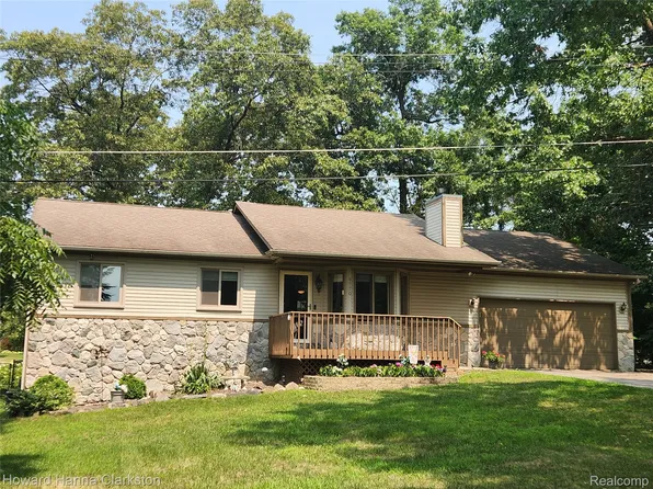 9770 Cedar Island Rd, White Lake, MI 48386