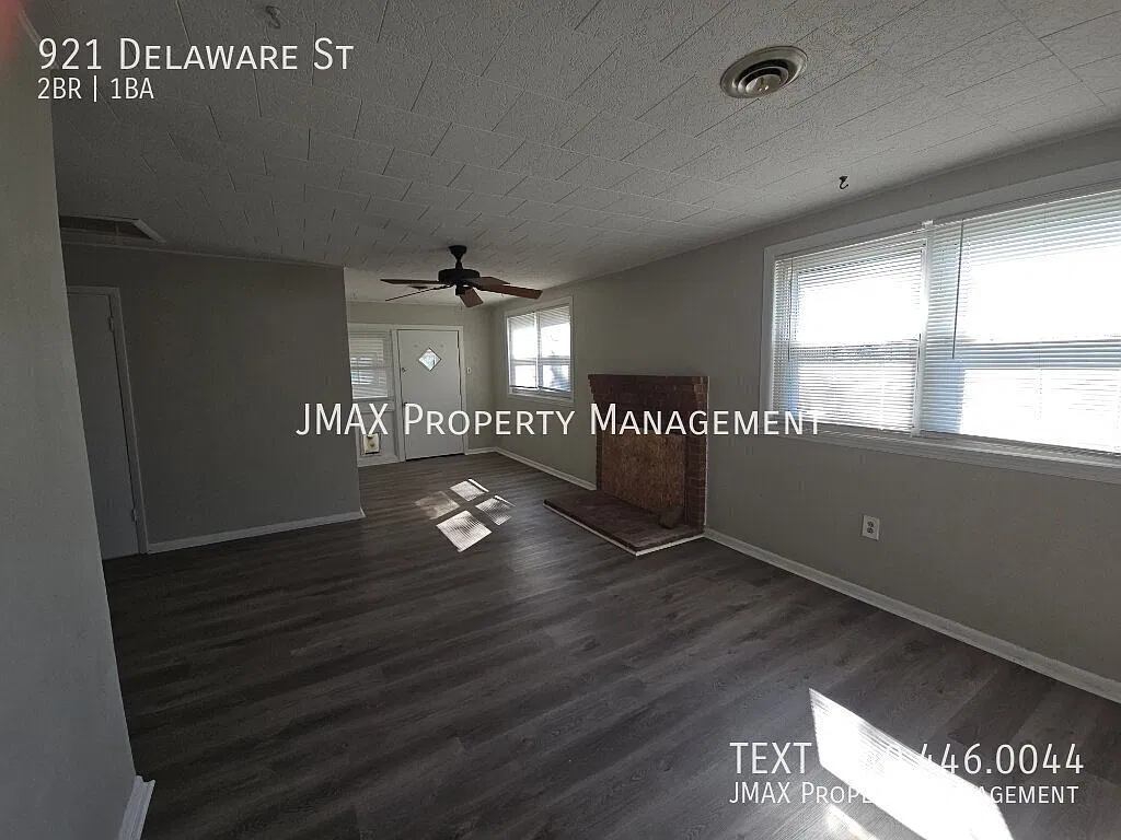 Welcome Home to Salem! One-Level Living with Fenced Yard & Storage — Photo 4
