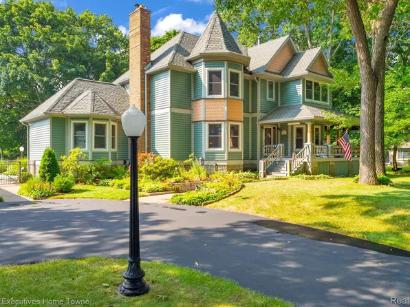 1020 Holland Ave, Port Huron, MI 48060