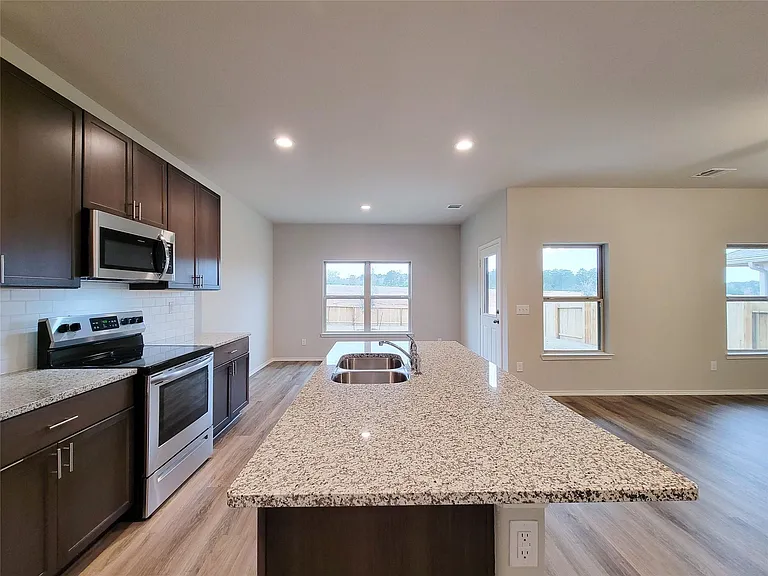 942 Amesbury Ct — Photo 7