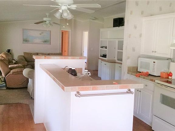 5th image of 210 N Myrtle Dr