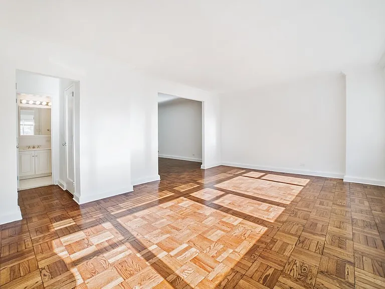 215 E 68th St #5G — Photo 4