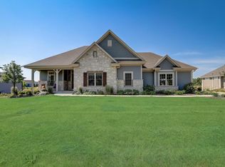 251 Four Winds Ct, Hartland, WI 53029