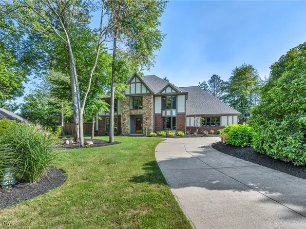 27671 Royal Forest Dr, Westlake, OH 44145