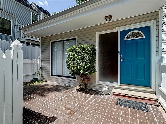 3rd image of 2626 Meadowlawn Dr SE