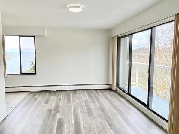15158 Royal Ave #302, White Rock, BC V4B 1M3