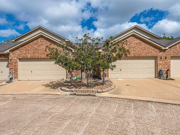 2060 Glencove Dr — Photo 3