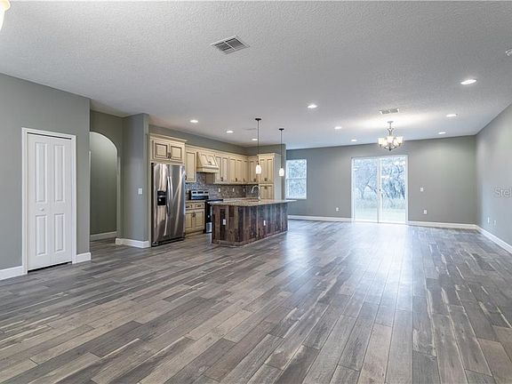 3rd image of 407 Manitoba Dr