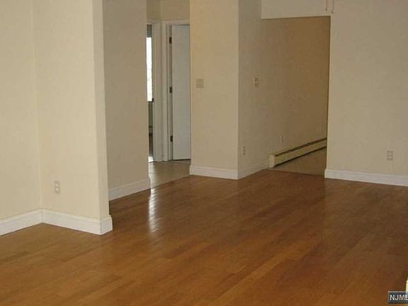 3rd image of 218 Warren Ave Floor 1