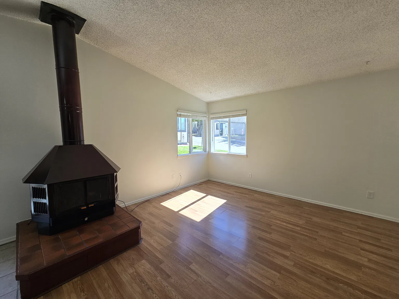 2 bed, 945 sqft, $1,600 — Photo 4