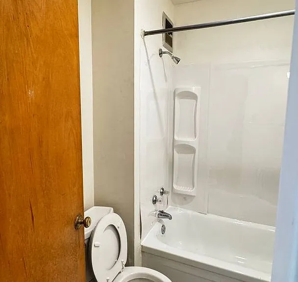2826 Clermont Ave — Photo 2