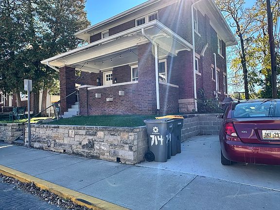 2nd image of 714 1/2 E 9th St #2