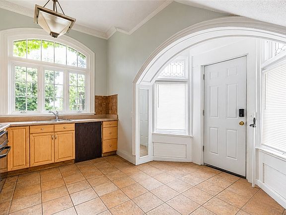 5th image of 1041 Lake Ave