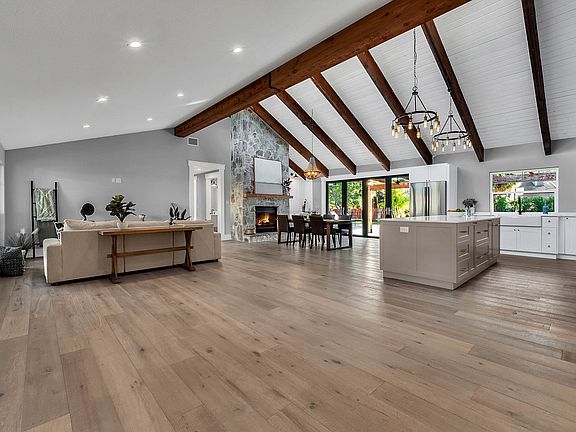 Open floor plan, oak floors