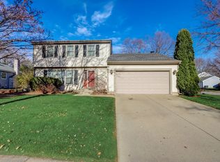 6 Augusta Dr, Vernon Hills, IL