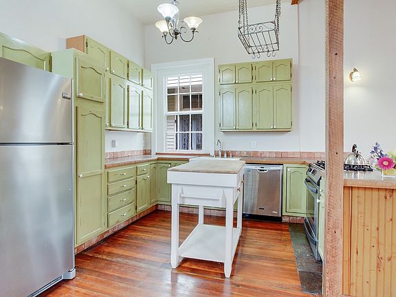 2nd image of 3141 Burgundy St