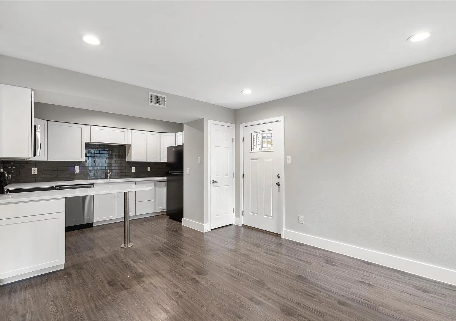 935 La Posada Dr — Photo 1