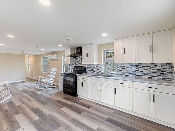 4th image of 301 Sherwood Forest Cir