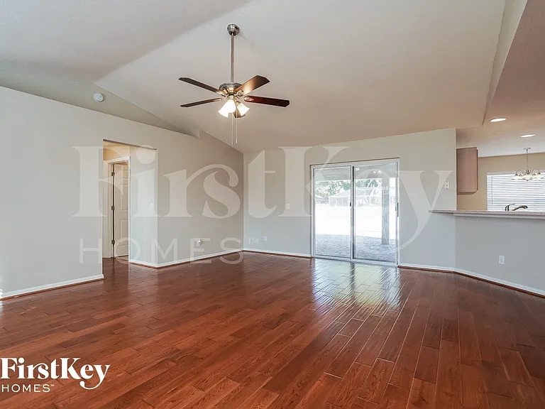 421 SE 19th St — Photo 2