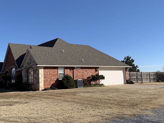 4th image of 317 NE Sunset Dr
