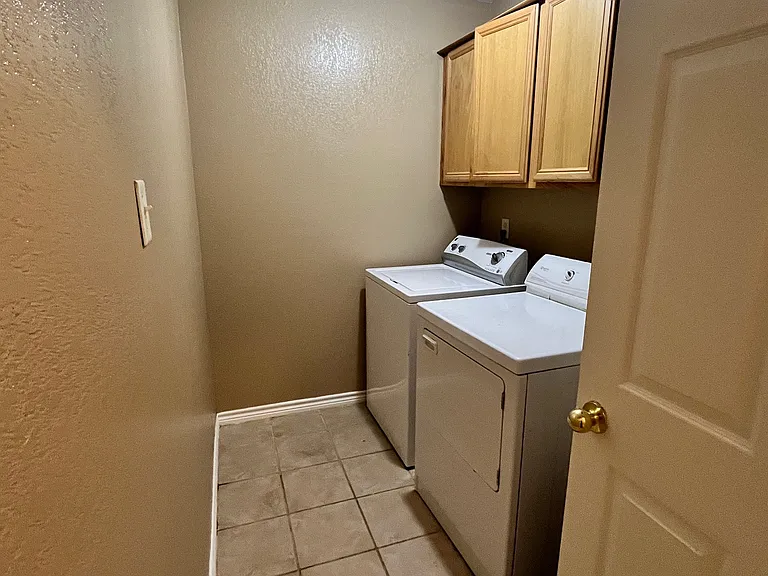 943 Sun Meadow St — Photo 8