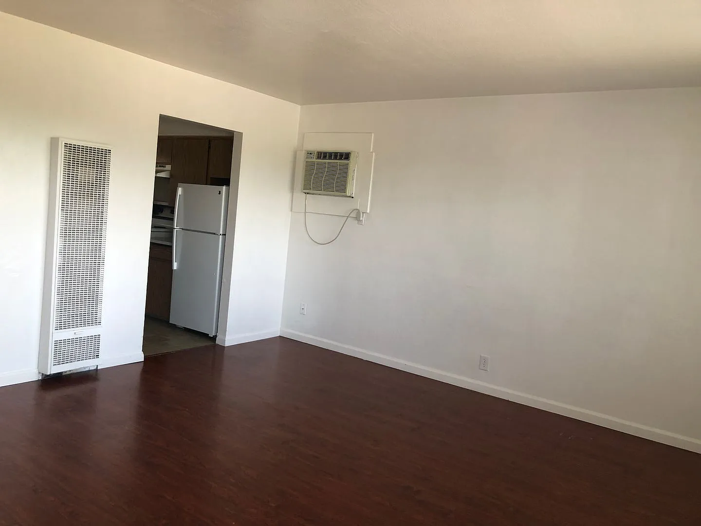 Spacious 2 Bed 1 Bath Upstairs End Unit That Over Looks The City — Photo 4