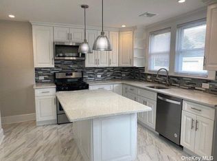 12 Baylis Pl, Syosset, NY 11791